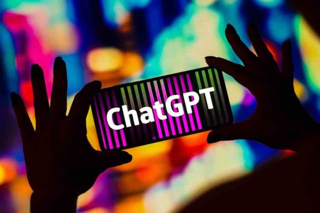 Logo do ChatGPT na tela de um celular