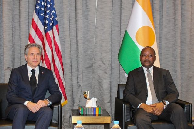 Le secrétaire d'État américain Antony Blinken (à gauche) rencontre le ministre nigérien des Affaires étrangères Hassoumi Massoudou (à droite) à l'aéroport international Diori Hamani de Niamey, au Niger.