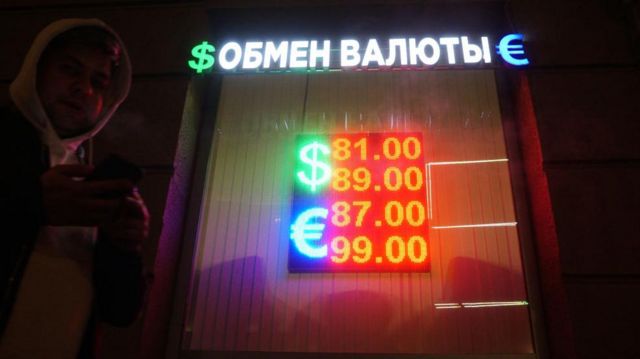 Курсы евро и доллара по отношению к рублю достигли уровня марта ...