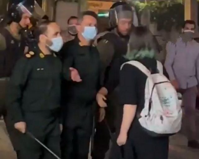 رویارویی دختر معترض با پلیس در جریان اعتراضات ۱۴۰۱