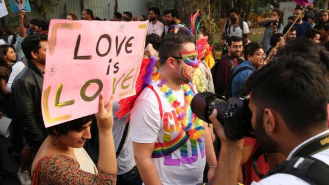 Un hombre con un cartel que dice "Love is Love"