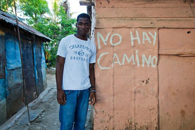 Yuly Paredes Senfa, de 23 años, nacido en República Dominicana de ascendencia haitiana, posa en San Pedro de Macorís, República Dominicana, el 6 de octubre de 2013.