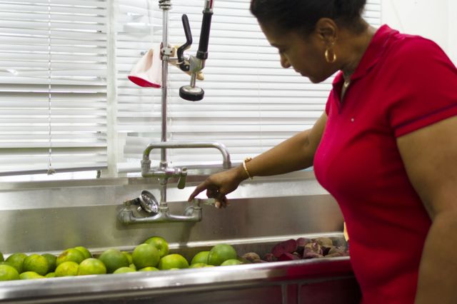 Carmen Rose en su empresa en Arraiján