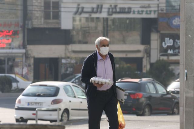 مرد مسنی در خیابان ماسک زده است