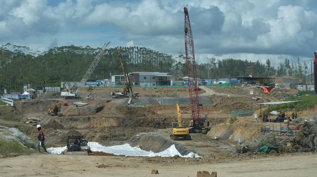 Pekerja melintas disamping proyek pembangunan di Kawasan Inti Pusat Pemerintahan (KIPP) Ibu Kota Negara (IKN) Nusantara Kabupaten Penajem Pasert Utara, Kalimantan Timur, Kamis (8/6/2023). 