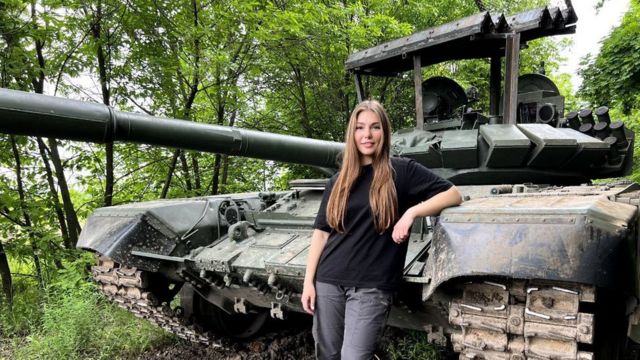 Maryana Naumova posa frente a un tanque
