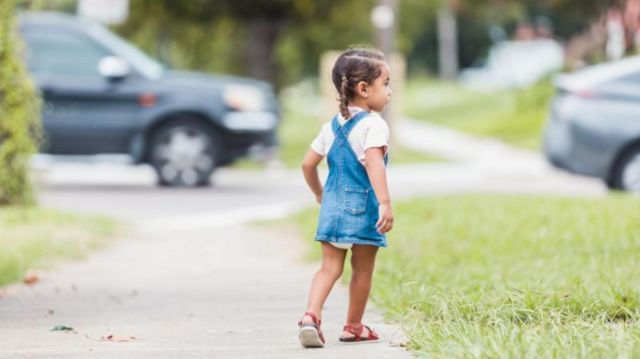 Una niña caminando sola en la calle