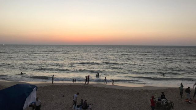 Vista da praia frequentada por moradores de al-Zahra