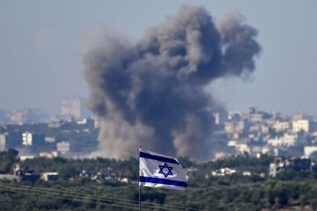 Израильский флаг на фоне взрыва
