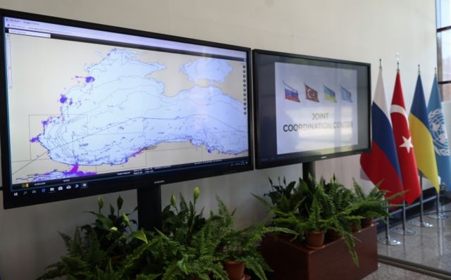 İstanbul'da kurulan Müşterek Koordinasyon Merkezi, gemileri takip ediyor ve denetliyor