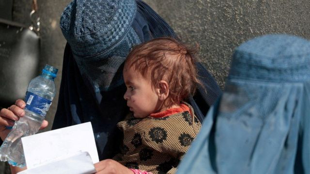 گزارش دولت بریتانیا می‌گوید که کاهش کمک‌ها به افغانستان زنان و دختران را از خدمات حیاتی محروم می‌کند
