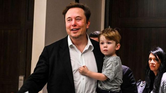 Elon Musk con su hijo X  Æ A-1