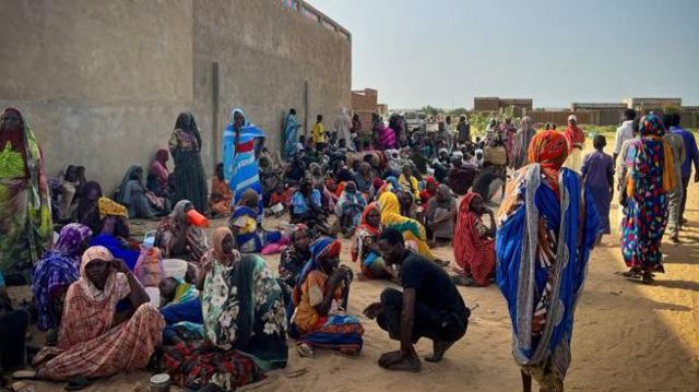 لاجئون سودانيون يتجمعون بينما تساعد فرق أطباء بلا حدود جرحى الحرب من غرب دارفور، السودان، في مستشفى أدري، تشاد، 16 يونيو/حزيران 2023