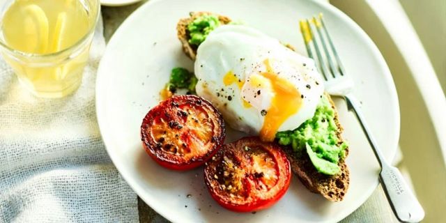 Fried eggs with vegetables 