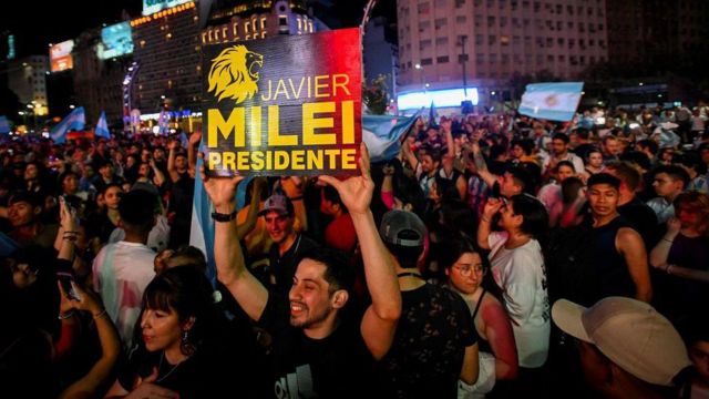 Apoiador de Milei com um banner que diz: 'Javier Milei PRESIDENTE'