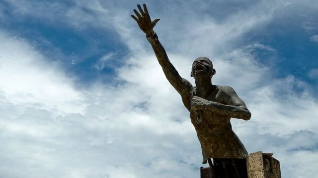 Estátua de Benkos Biohó na praça de San Basilio de Palenque, na Colômbia