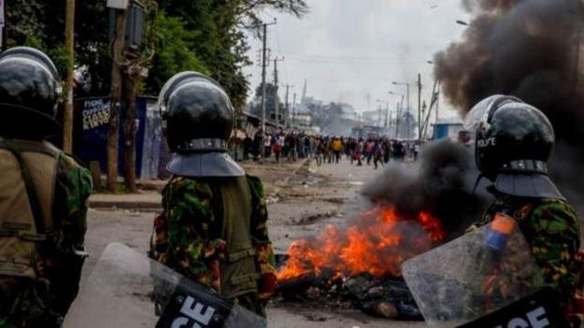 Abapolisi bahagaze imbere y'umuriro hakurya yabo hari abigaragambya