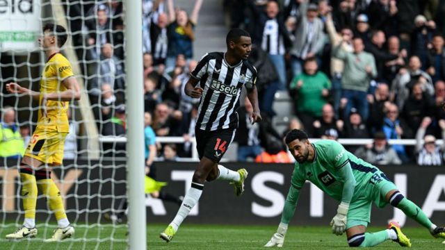Alexander Isak of Newcastle United (14) scores Newcastles first and equalising goal during the Premier League match between Newcastle United and Sheffield United at St. James Park