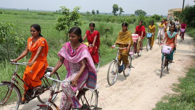 Bisikletli Hint kadınlar 