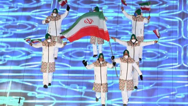 عاطفه احمدی (چپ) و ستار صید، پرچمداران ایران درالمپیک زمستانی ۲۰۲۲ پکن بودند