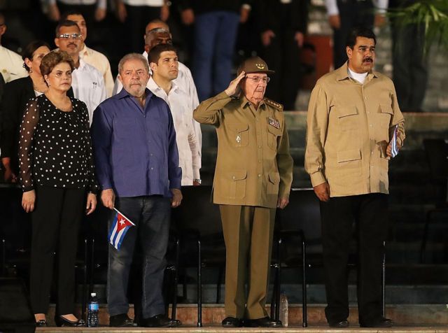 Então presidente cubano Raul Castro (2º à direita) ao lado Dilma Rousseff, Lula e Nicolás Maduro (à direita) durante homenagem a Fidel Castro em 2016