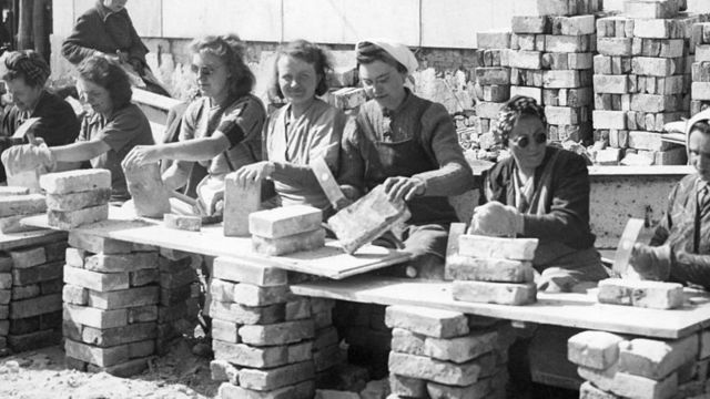 Mulheres trabalhando com tijolos