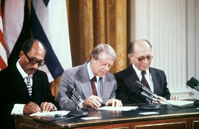 Los líderes de Egipto, Estados Unidos e Israel firman los acuerdos de Camp David en 1978. 