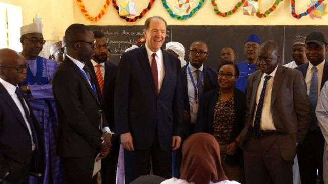 World Bank David Malpass (L) dey inspect di  "Teacher Institute" wey di World Bank fund for Niamey, Niger