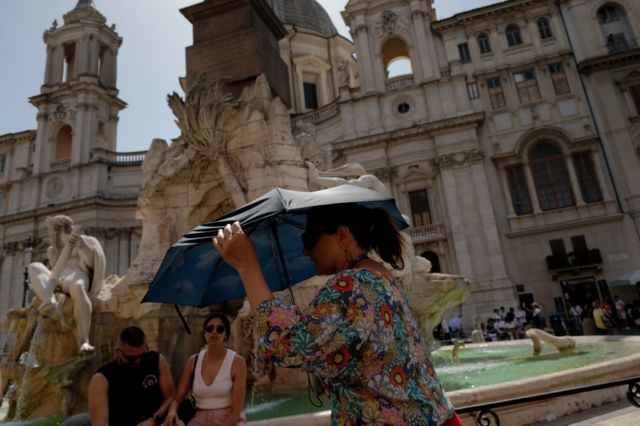 يبرد الناس أجسادهم خلال موجة الحر المستمرة مع درجات حرارة تصل إلى 40 درجة، في ساحة نافونا، في 16 يوليو/تموز 2023 في روما، إيطاليا