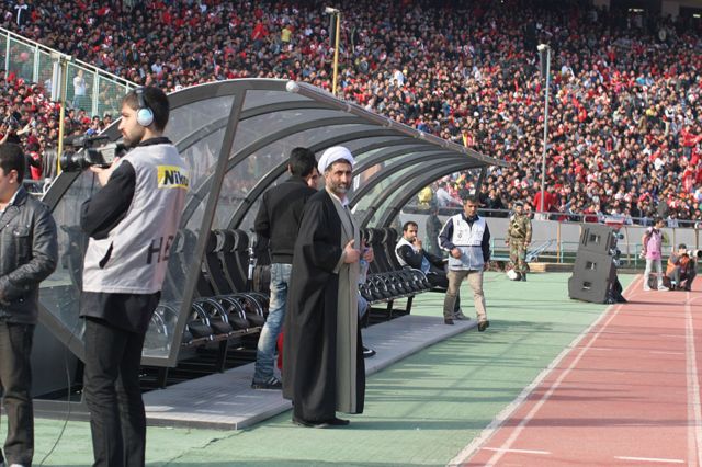 منتقدان می‌گویند که حاکمیت همواره علاقه‌مند است که دو تیم محبوب پایتخت را تحت کنترل داشته باشد