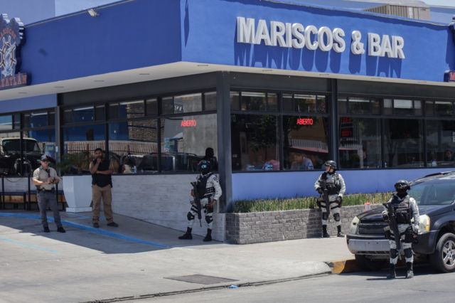 Guardaespaldas y miembros de la Guardia Nacional vigilan cada rincón de la ciudad a la que acude la presidenta municipal de Tijuana, Montserrat Caballero.