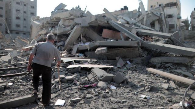 Un hombre camina entre los escombros en Gaza tras otro ataque aéreo 