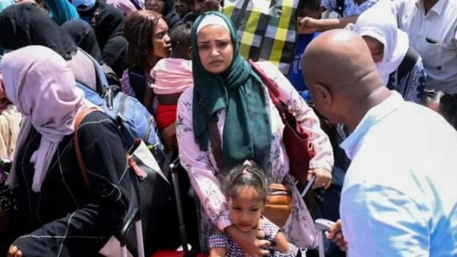 சூடானிலிருந்து பல்லாயிரக்கணக்கான பொதுமக்கள் தப்பிச்செல்ல  முயற்சிப்பதால் தத்தளிக்கும் துறைமுக நகரம்