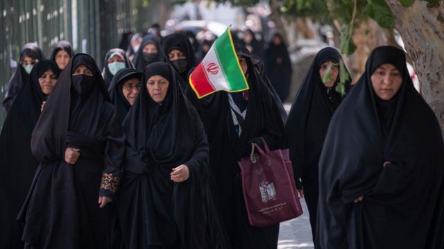Güvenlik güçleri yanlısı bir protestoda kadınlar yürüyüş yaptı