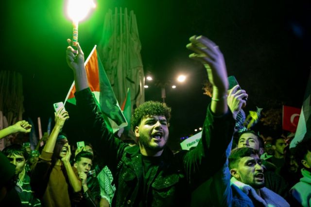 Un grupo de jóvenes celebra las acciones de Hamad contra Israel en Estambul. 