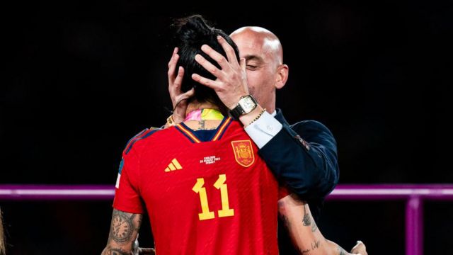 Luis Rubiales beija a atacante Jenni Hermoso nos lábios após a vitória da Espanha na final da Copa do Mundo Feminina