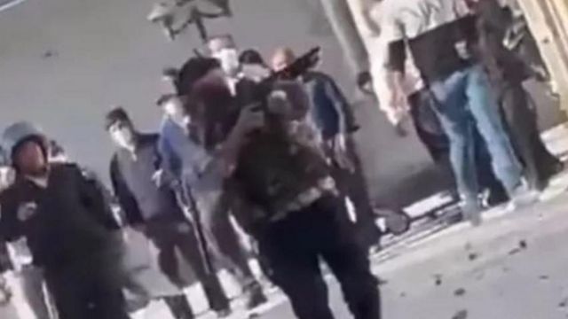 ی﻿ک مامور مسلح جمهوری اسلامی ایران در کنار یک درجه دار نیروی انتظامی به طور مستقیم به سوی معترضان شلیک می‌کند