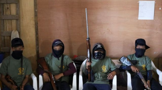 Crianças armadas em Ayahualtempa
