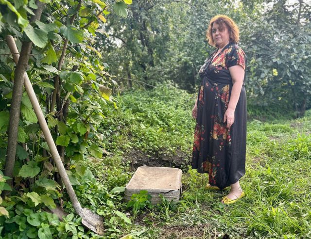 La hija de Irina, Nino Elizbarashvili, en el jardín.