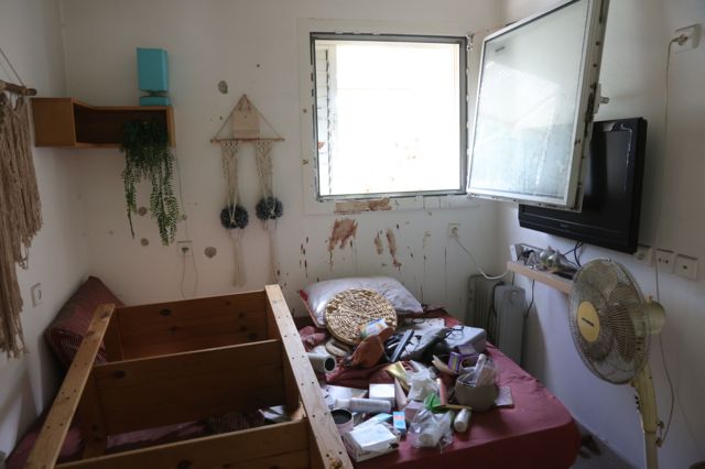 Imagem mostra sangue nas paredes de uma sala dentro do Kibutz Kfar Aza, em Israel