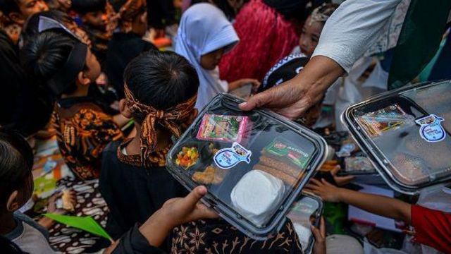Guru membagikan makanan sehat yang kepada siswa di TK Islam Alam Nusantara, Cinunuk, Kabupaten Bandung, Jawa Barat, Rabu (13/12/2023).