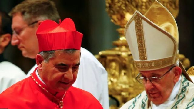 Cardeal Becciu em foto al lado do papa Francisco