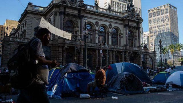 Barracas de pessoas em situação de rua em frente ao Teatro Municipal de São Paulo, durante a pandemia de covid-19, em agosto de 2020