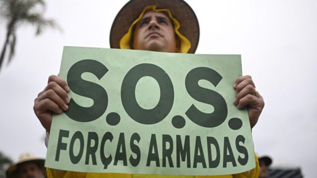 Apoiador de Bolsonaro em protesto contra o resultado das eleições em Brasília, em 15 de novembro de 2022