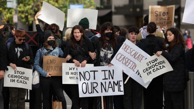 Miembros de la comunidad judía protestan en Estados Unidos por la ofensiva de Israel en Gaza.
