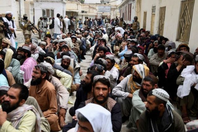 زندانیان در محوطه زندان مرکزی قندهار در انتظار رهایی بنا به فرمان هبت‌الله آخوندزاده، رهبر طالبان به مناسبت عید فطر هستند