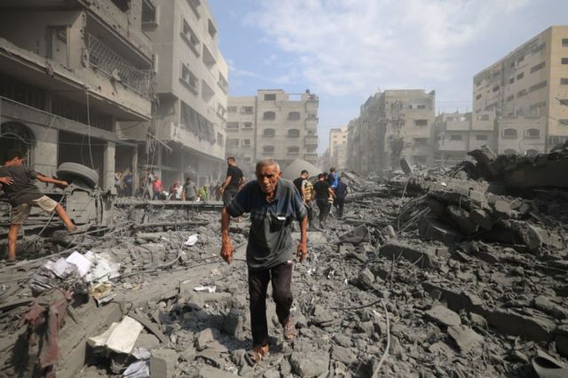 Un palestino entre escombros en Gaza
