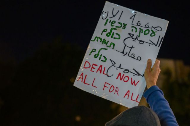 "الجميع مقابل الجميع" لافتة رفعها أحد المتظاهرين في تل أبيب للمطالبة بصفقة لتبادل الأسرى، في 16 ديسمبر/كانون الأول 2023