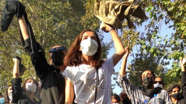 İran'dan üç kadın protestoları anlattı: "Polisin gözünde korkuyu gördüm" - BBC News Türkçe