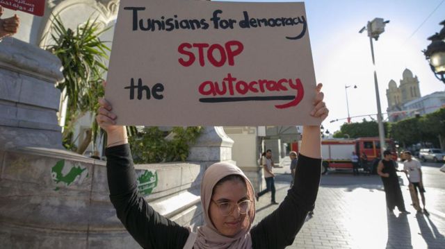 Tunuslu muhalif gösterici